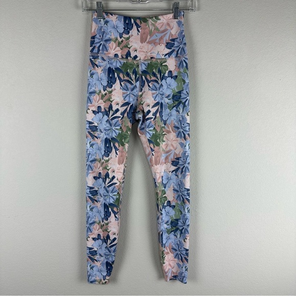 Beyond Yoga Blue Pink Botanical Olympus 7/8 Athletic Athleisure Leggings Small - Picture 1 of 3
